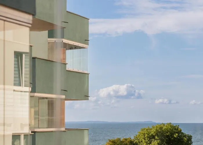 Comfy With Balcony Turystyczna By Renters Apartamento