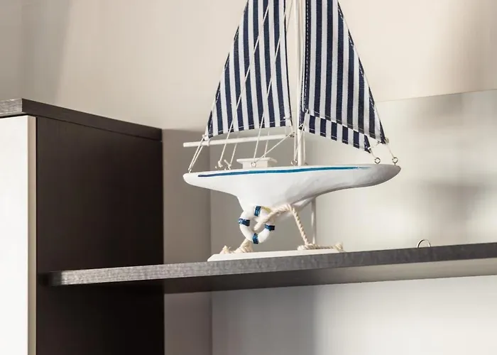 Comfy With Balcony Turystyczna By Renters Appartement